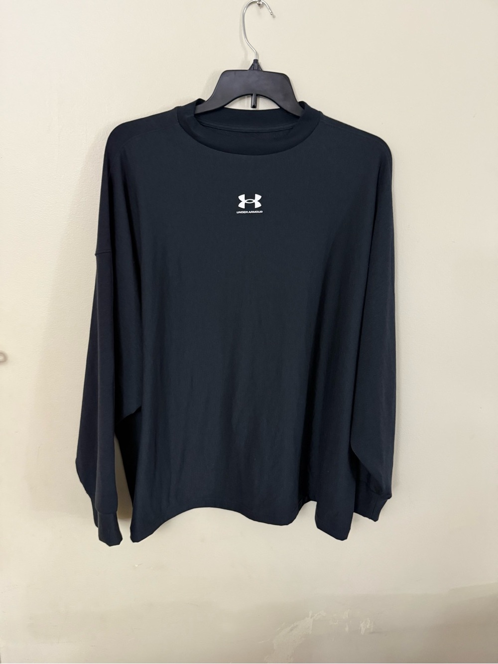 Under Armour women’s Black Long-Sleeve Crewneck Performance Shirt